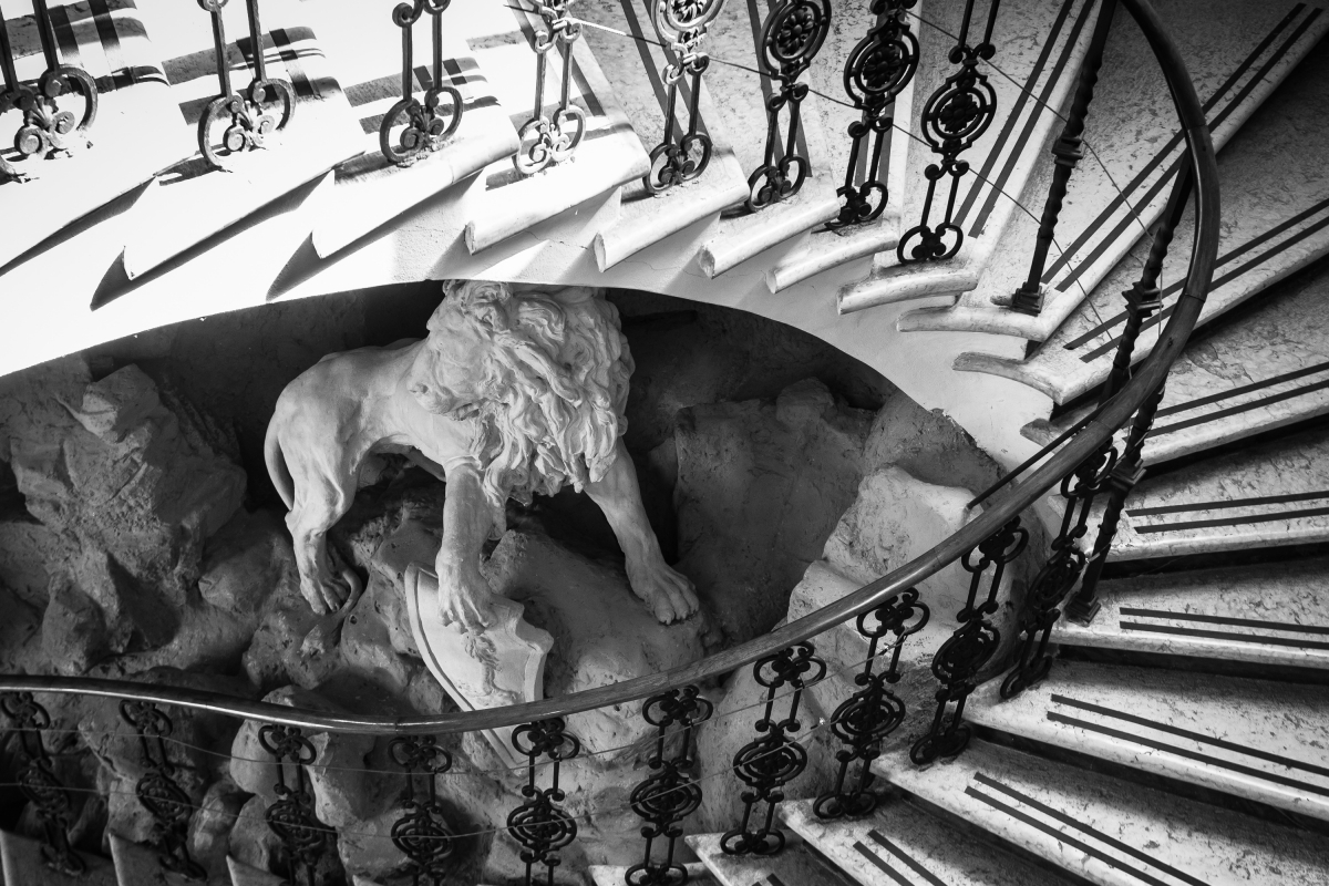 La rampa elicoidale e la statua del leone - Paolo Cortesi - Castello d'Argile (BO) 