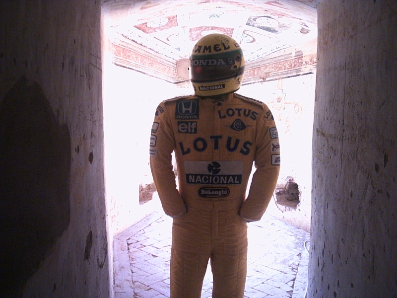 Foto della tuta di Senna esposta alla Rocca ( foto del 25-04-04 024 ) - Paterna Filippo - Imola (BO) 