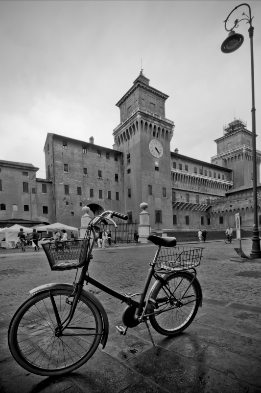 Castello e bicicletta, i simboli di Ferrara - Filippo Pollastri - Ferrara (FE) 