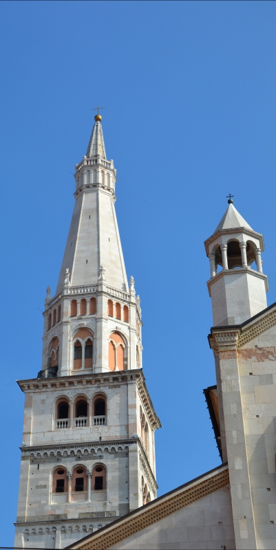 Ghirlandina e una delle torrette sulla facciata del Duomo - Valeriamaramotti - Modena (MO) 