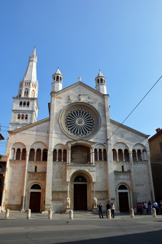 La facciata del Duomo con il caratteristico rosone gotico - Valeriamaramotti - Modena (MO) 
