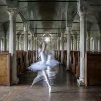 Tratto da una mostra fotografica "emozioni in movimento" ballerina nell'aula del Nuti - Boma65 Boschetti Marco - Cesena (FC)