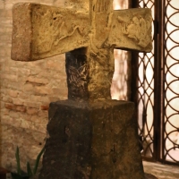 ForlÃ¬, san mercuriale, interno, croce altomedievale scolpita con mani benedicenti, dal cimitero parrocchiale di Castiglione - Sailko - ForlÃ¬ (FC)