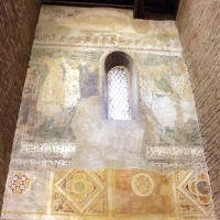 Scuola riminese, affreschi geometrici con bustini di santi, 1350-1400 ca. , affioramenti dell'XI secolo 02 - Sailko - Codigoro (FE)