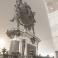 Statua equestre di Alessandro Farnese e la nebbia in centro a Piacenza - Matteo Bettini - Piacenza (PC)