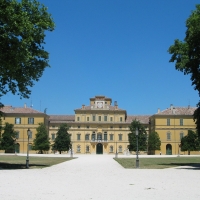 Il Palazzo Ducale all'interno del Parco Ducale di Parma - Carloferrari - Parma (PR)